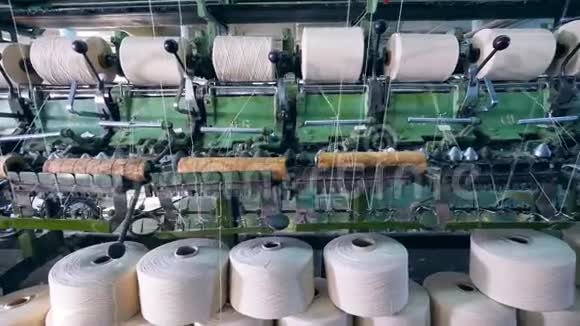 用卷边的白线缝制筒管服装厂生产设备视频的预览图