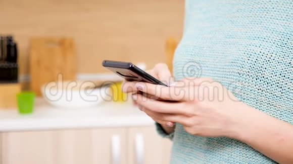 手里拿着现代智能手机的女人视频的预览图