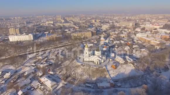 居住历史和宗教建筑的冬季郊区空中视频的预览图