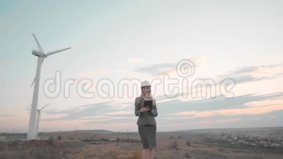建筑业风车和背景中的物体戴着头盔的商务女士视频的预览图