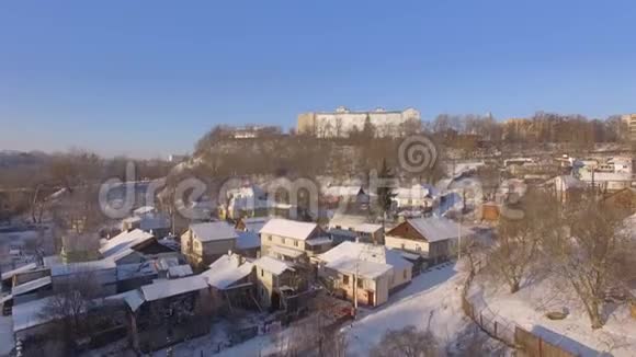 居住历史和宗教建筑的冬季郊区空中视频的预览图