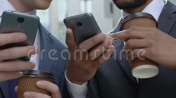 在咖啡休息时间使用智能手机的同事商务人士社交网络视频的预览图