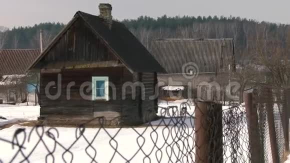 冬天村里的旧木浴视频的预览图