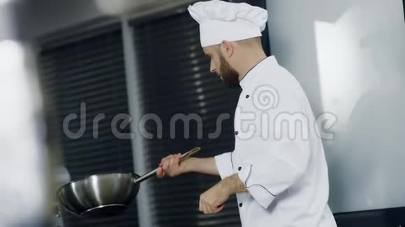 厨师在厨房餐厅炒锅男士厨师准备亚洲菜视频的预览图