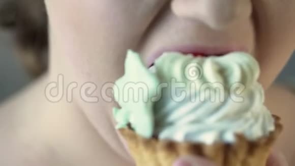 胖乎乎的女人嚼着奶油蛋糕享受着味道肥胖的原因视频的预览图