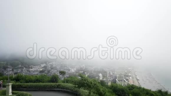 有海滩的雾城的俯视图行动美丽的神秘景色笼罩城市乌云密布视频的预览图