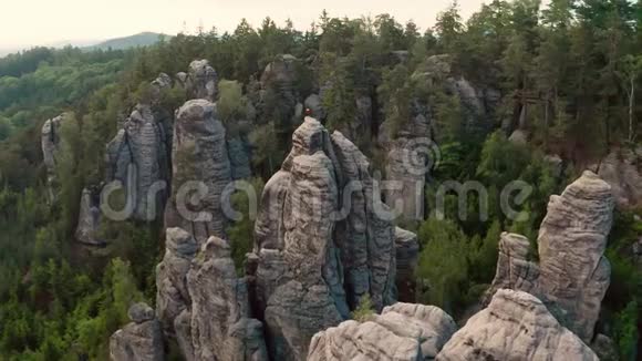 雄伟的岩石景观从空中视频的预览图