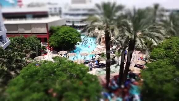 埃拉特以色列美丽的游泳池在一个热带度假胜地的酒店视频的预览图