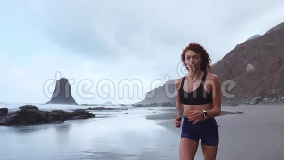 跑步的女人在户外海滩跑步大西洋视频的预览图