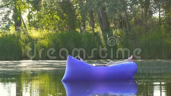 一个躺在病床上的年轻女子在河边晒日光浴和航行视频的预览图