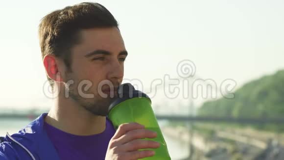 一个年轻英俊的男人在健身后喝水视频的预览图