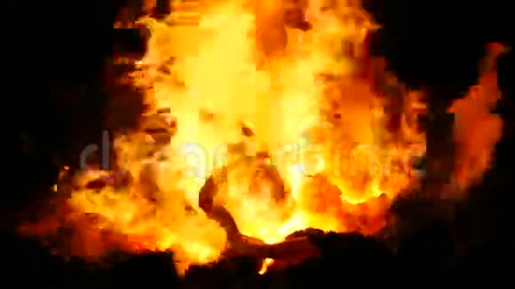 铁匠煤炉烧火热锻火钳到马蹄视频的预览图