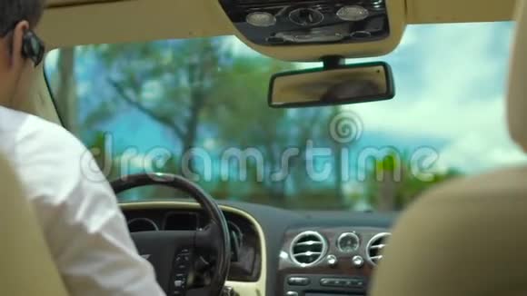 男子在度假城市驾驶豪华轿车私人司机私人汽车视频的预览图