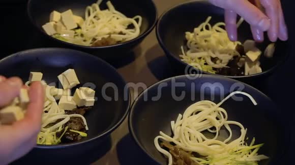厨师在碗中加入豆腐成分视频的预览图