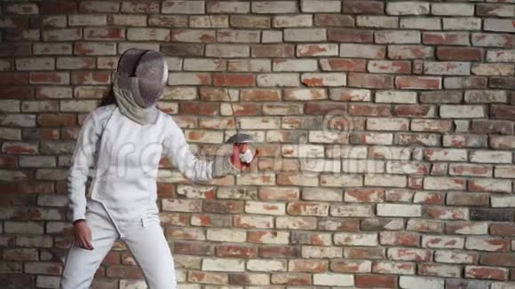 一个戴防护头盔的女人展示了她的专业围栏能力视频的预览图