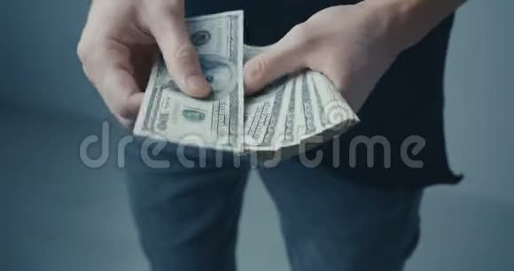 年轻人的特写记录了一美元的钞票手里有钱手里有钱视频的预览图