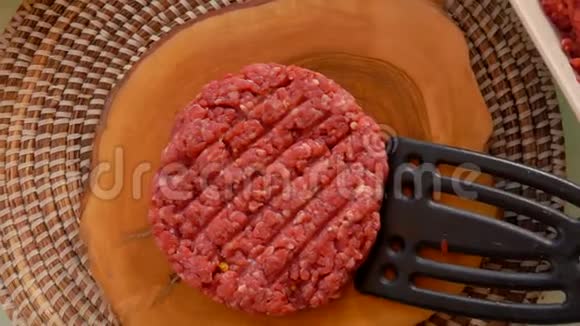 厨师用两个铲子做汉堡包视频的预览图