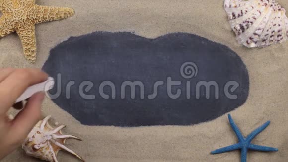 用粉笔在贝壳和星星中书写的美国字上景视频的预览图