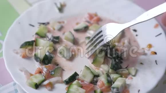 男人用叉子吃蔬菜沙拉视频的预览图