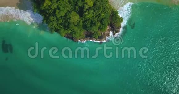 无人驾驶飞机在巴拿马博卡斯德尔托罗的红蛙海滩上观看视频的预览图