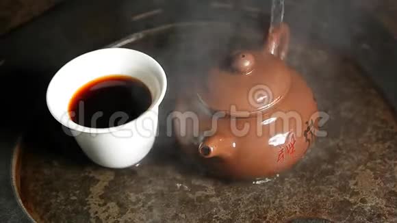 红热茶杯石头背景高清镜头视频的预览图