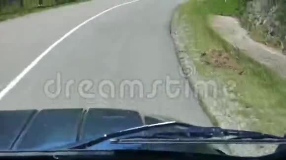POV驾驶吉普车在绿色工厂之间的沥青道路上行驶视频的预览图