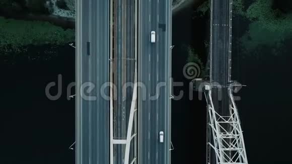 空中镜头日落时俯瞰基辅桥向前迈进视频的预览图