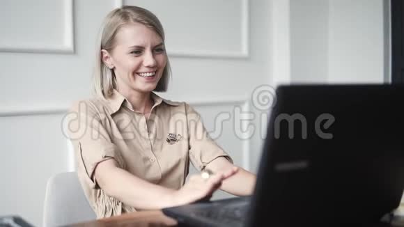 年轻快乐的女人在笔记本电脑前工作笑着时尚女孩在网上购物时很开心视频的预览图