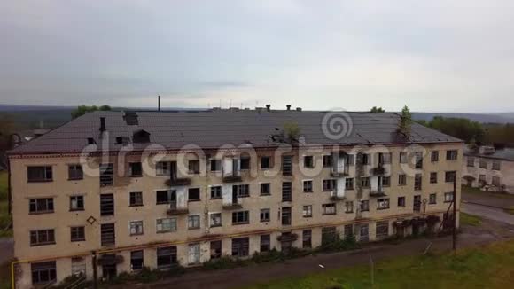 旧被遗弃的被忽视的公寓街区城市衰落概念鸟瞰图视频的预览图