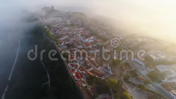 雾中鸟瞰葡萄牙传统小镇视频的预览图