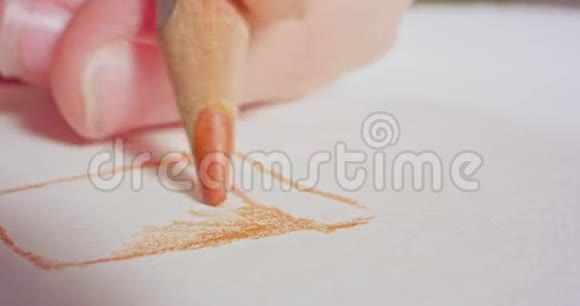 彩色铅笔笔尖在纸上的宏图视频的预览图