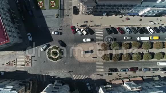 空中旧城利沃夫顶景市中心书屋视频的预览图