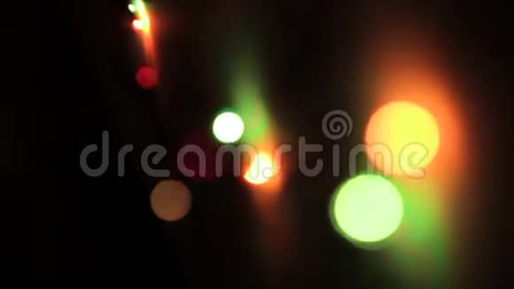 圣诞节花环模糊的灯光背景橙色和绿色视频的预览图
