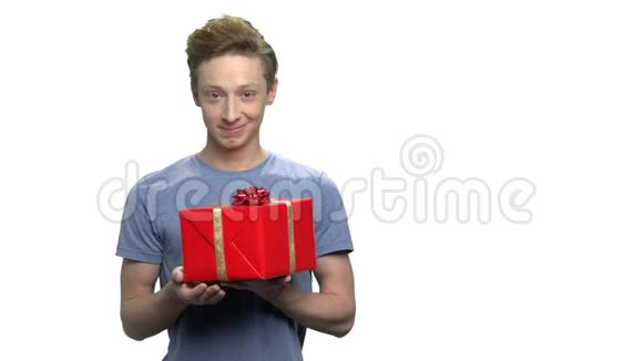 显示红色礼品盒的少年男孩视频的预览图