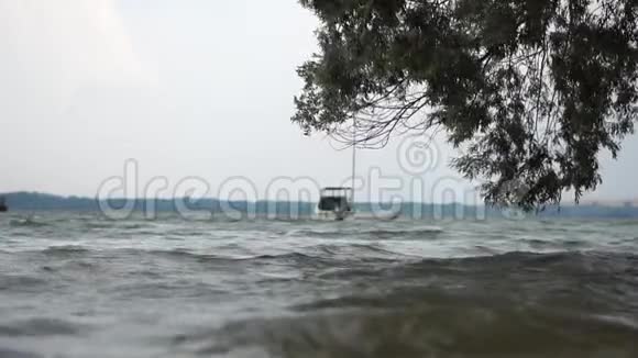 暴风雨在湖面上缓慢地移动视频的预览图