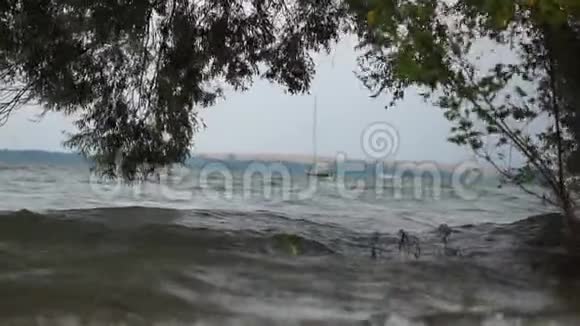 暴风雨在湖面上缓慢地移动视频的预览图