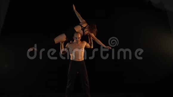 运动的无胸男子抬起一个女人的头慢动作视频的预览图