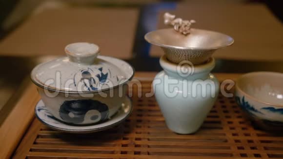 中国礼用传统茶具碗杯筛视频的预览图