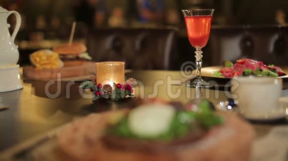 餐桌上餐厅的蜡烛和盘子视频的预览图