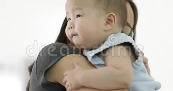 亚洲母亲用忧虑的脸安慰儿子视频的预览图