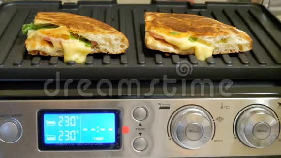女孩从炉子里取出现成的三明治在电烤架上用奶酪和香肠煮面包快速热休休息视频的预览图