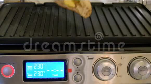 在电烤架上用奶酪煮面包那个女孩做三明治快速热早餐视频的预览图
