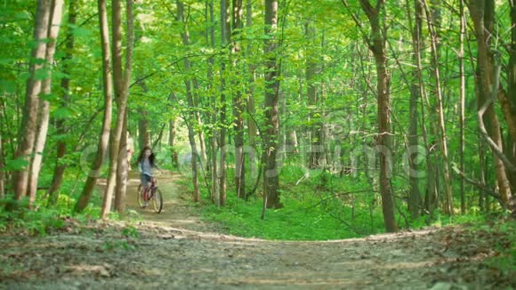 两个女孩爬上绿色森林中的小路一个女孩跌倒夏日视频的预览图