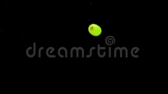 一颗绿色葡萄在黑色背景下落入透明水视频的预览图
