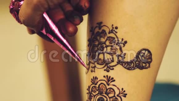 海娜艺术家在印度新娘腿上画纹身视频的预览图