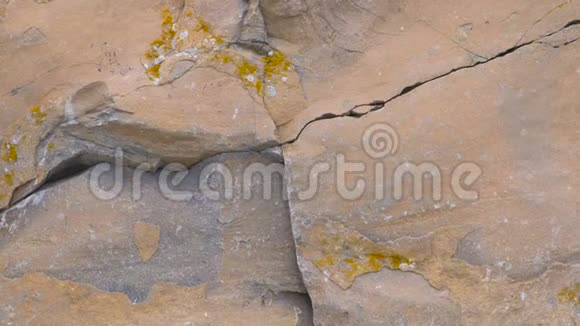 岩石特写镜头褐黄岩质毁崖视频的预览图