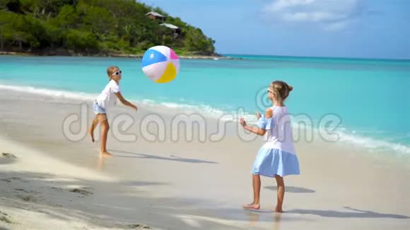 可爱的小女孩在海滩上玩气球快乐的孩子们享受假期视频的预览图