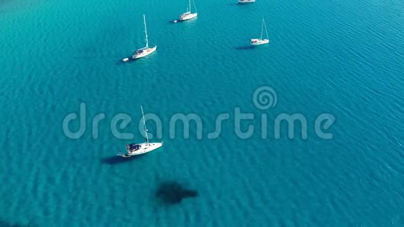晴天在泻湖上的游艇帆船海上游艇空中摄影无人机一艘游艇或帆船视频的预览图