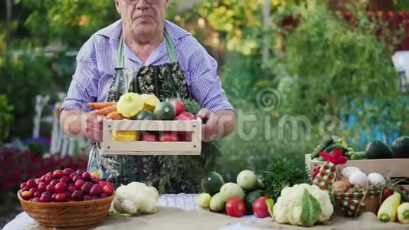 一位年迈的农夫正在农贸市场卖蔬菜视频的预览图