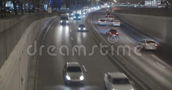 城市傍晚的交通视频的预览图